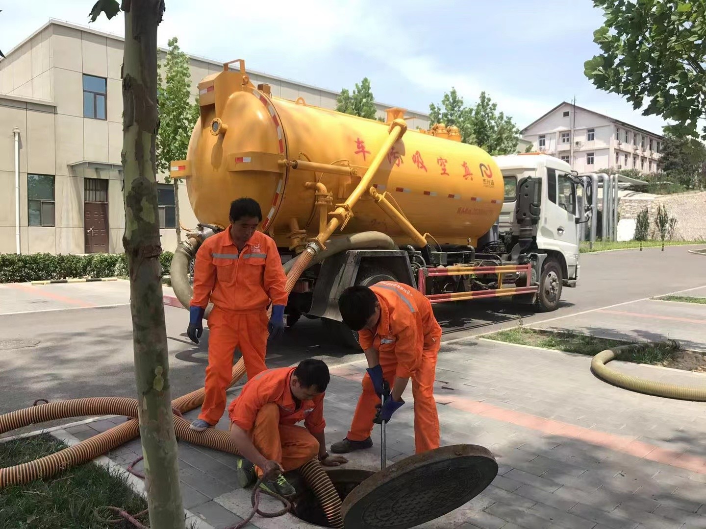 铜川管道疏通车停在窨井附近