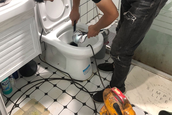 铜川马桶堵塞自己疏通还是找师傅？专业上门服务让你省时更省心